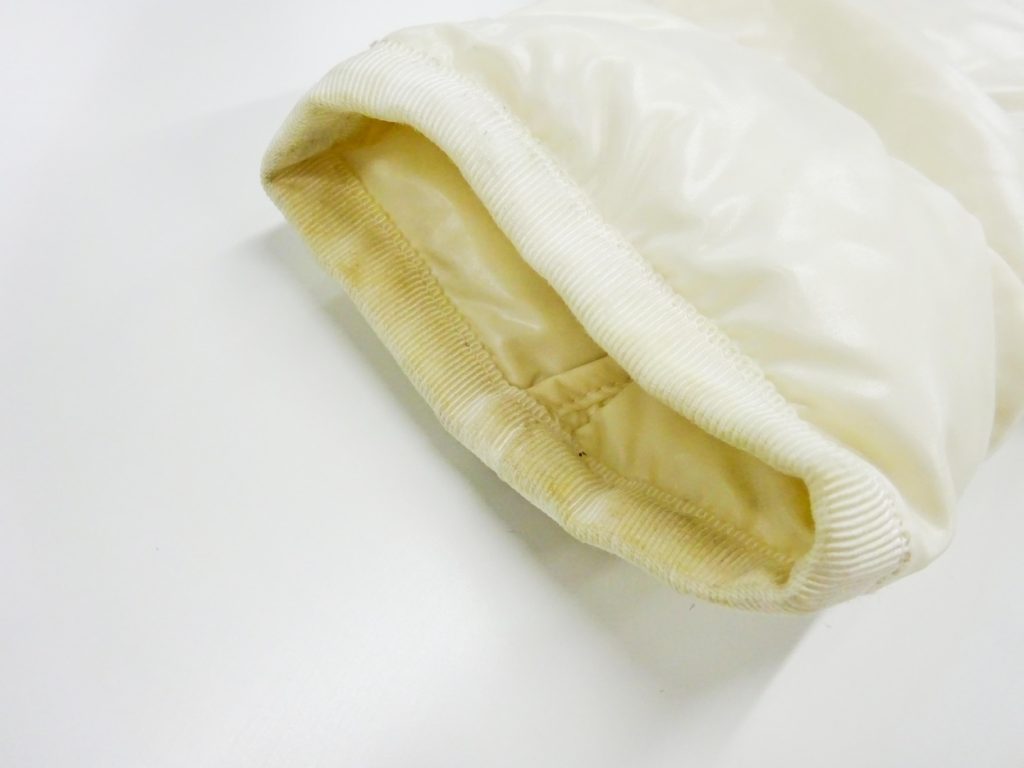 白のモンクレール袖口の黄ばみクリーニング例01