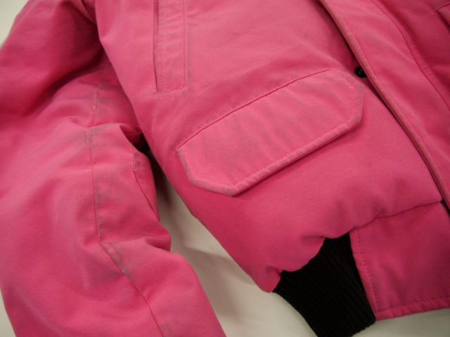 ピンクのカナダグースに付いた黒ずみクリーニング例01