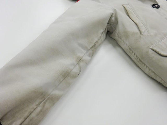 白のカナダグースダウンジャケットの黒ずみクリーニング例01