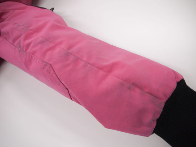 ピンクのカナダグースに付いた黒ずみクリーニング例02