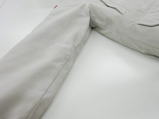 白のカナダグースダウンジャケットの黒ずみクリーニング例03