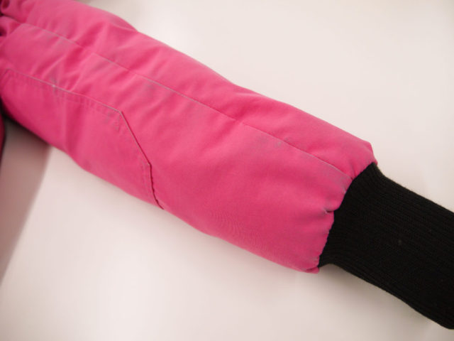 ピンクのカナダグースに付いた黒ずみクリーニング例04