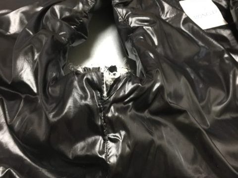 モンクレールダウンの肩や脇・フード部分修理事例