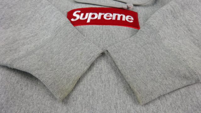 Supreme 黄ばみ・シミ・汚れのクリーニング例｜キレイナマガジン