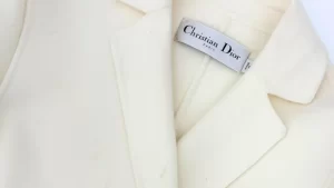 Dior〉「汚れが目立ちやすい白いウールコートを綺麗に保ちたい