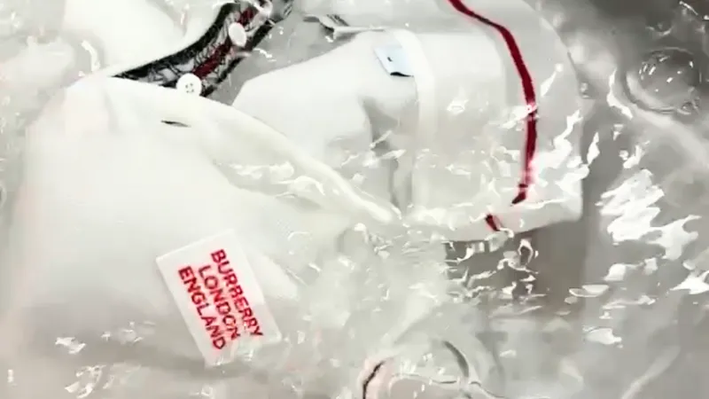 バーバリーポロシャツ色なき