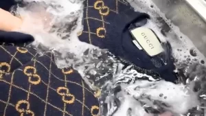 LOUIS VUITTON〉「カシミヤセーターの皮脂汚れを綺麗にしたい